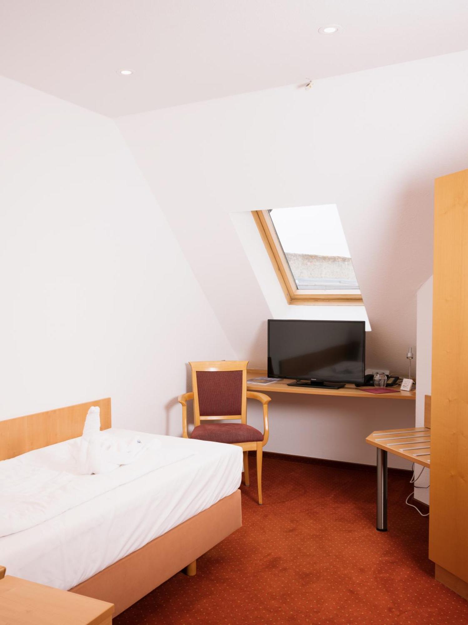 Hotel Restaurant Zehntscheune Sinsheim Exteriör bild